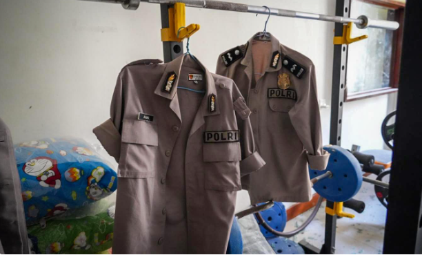 泰国军方曝光电诈园区:内设“多国警察局”,多个隔间铺设隔音棉,散落多语言诈骗话术脚本、电话清单;缴获871张匿名SIM卡、伪造警徽警服-一洼田